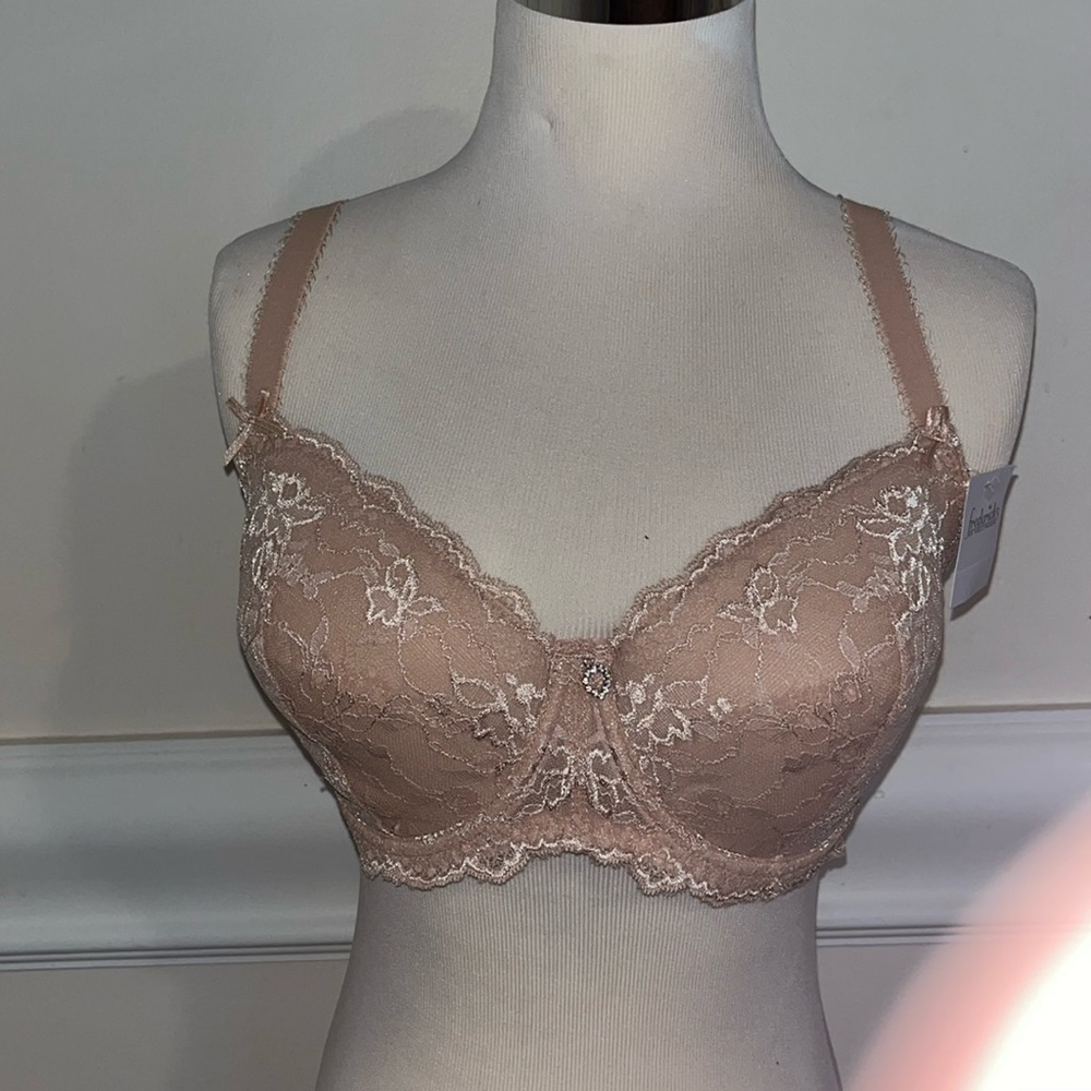 Brand-Frederick’s of Hollywood. Color-nude size-36dd